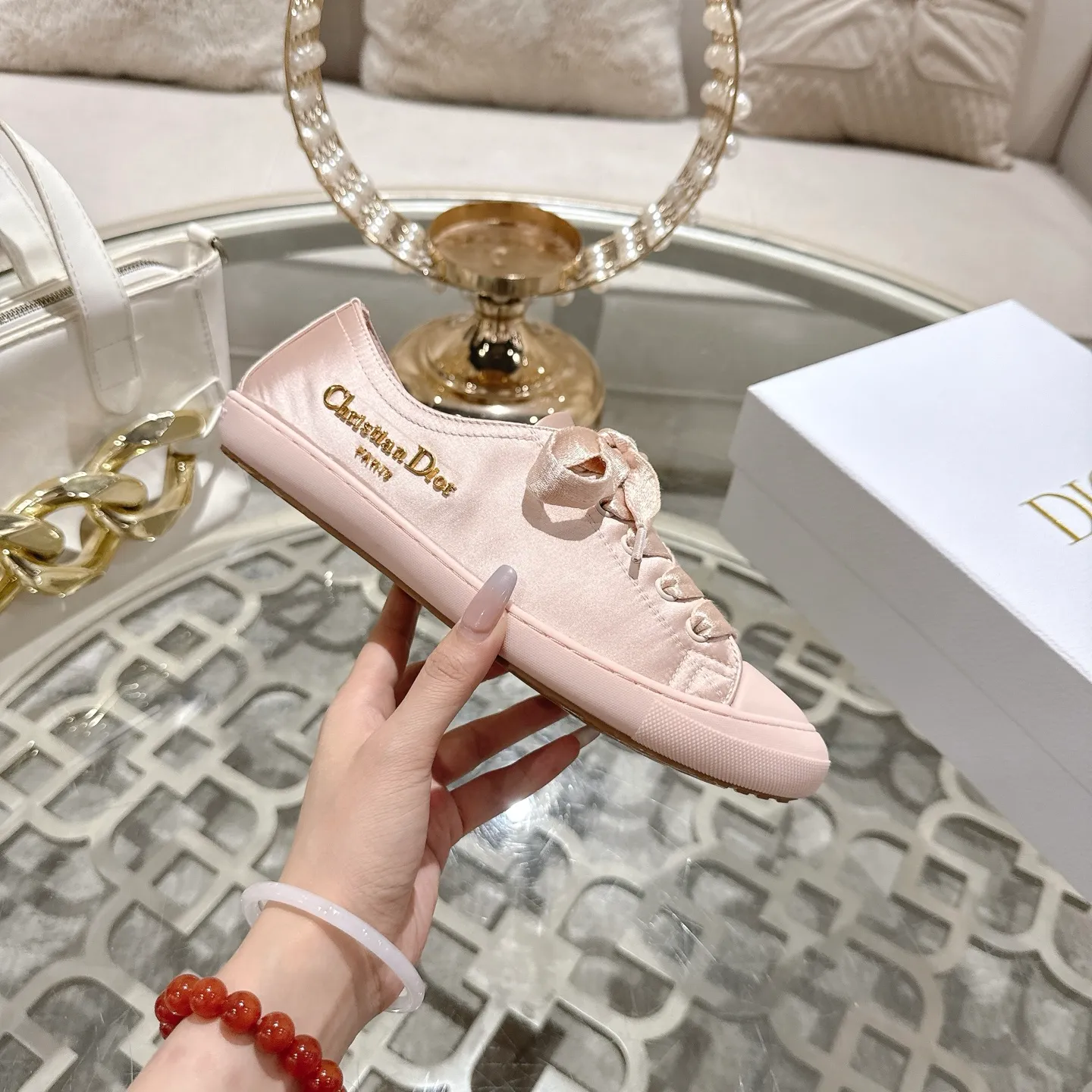 👟👟Ex-factory price 520👟👟 DIOR Dior's 2025 latest lucky satin casual shoes thin-soled shoes. Many celebrity Internet celebrities planted Chanristian Dior logo buckles. The designer really understands the needs of girls in summer. This new product Lucky thin-soled shoes are as cute as her name. The thin sole + shallow mouth design makes the whole pair of shoes very light and easy to wear. Fabric: Satin with wide satin laces of the same color. They are so beautiful that they are speechless in the sun. The soft shoe body looks like stepping on clouds with socks and culottes. It is windy and lazy when walking. It gives you the "effortless" elegance when you take a shot. Outsole: Original molded TPU outsole Size: 35-41 (41 is custom-made and cannot be returned or exchanged)